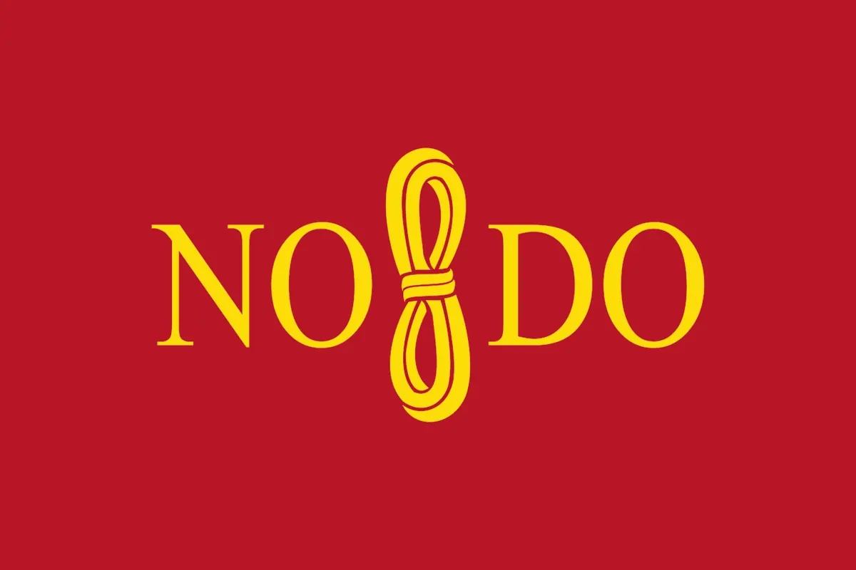 Das Emblem NO8DO in Gold auf einer roten Flagge
