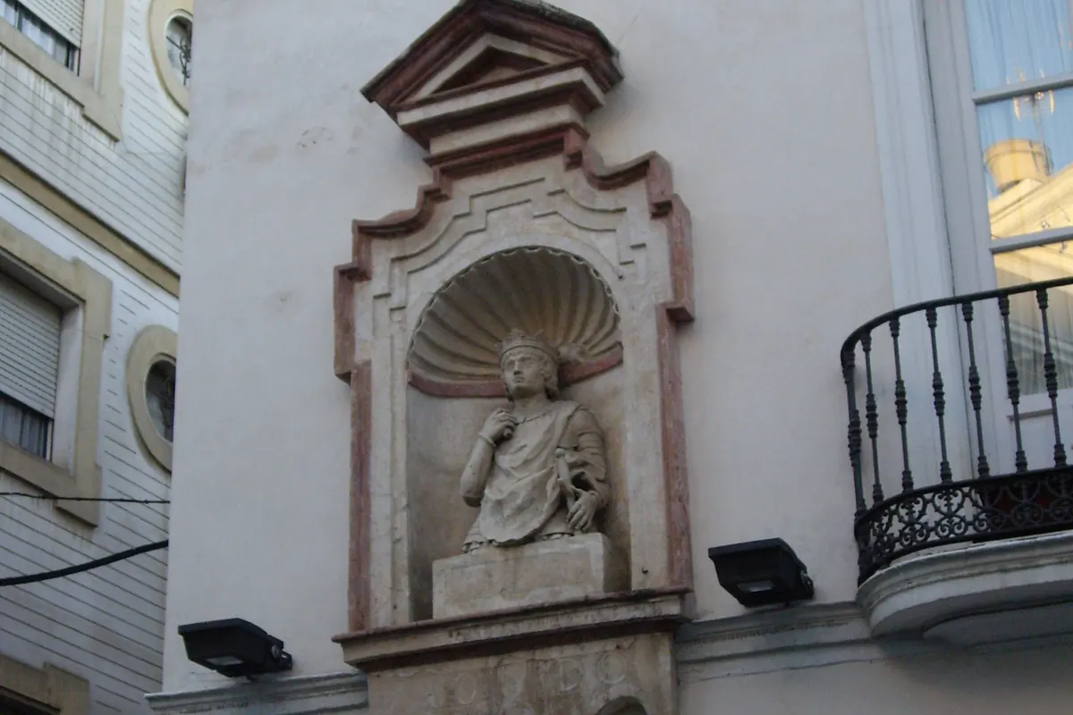 Büste von König Peter in einer Wandnische in Sevilla